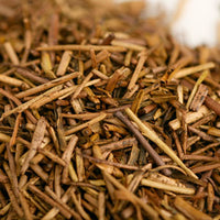 close up hojicha tea